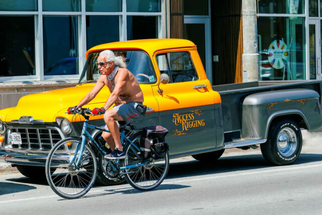 Un homme âgé sur sa bicyclette